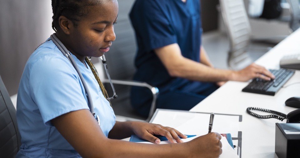 Atelier pratique en cours : deux professionnelles de laboratoire au poste de travail